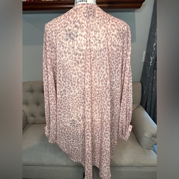 D16.16 Vince Camuto NWOT Leopard Print Peach/Grey Semi Sheer Kimono Jacket - Picture 5 of 5